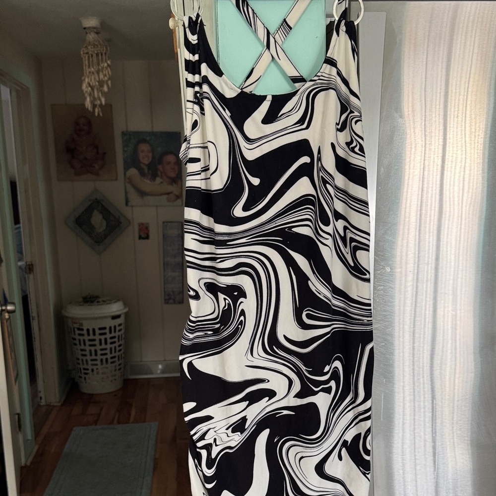 Source Unknown Monochrome Swirl Midi Dress